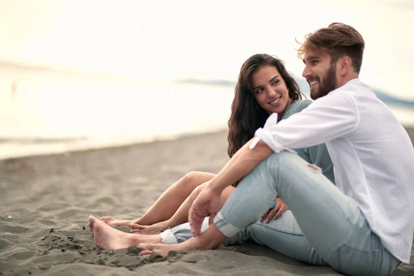 在海滩上 年轻的笑容满面的男女坠入爱河 享受着浪漫温馨的时光 — 图库照片