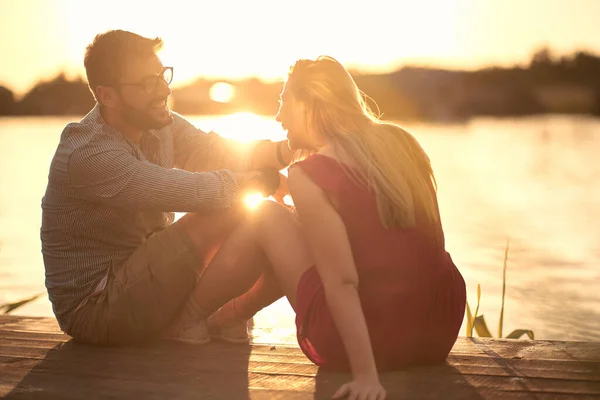 Leende Man Och Kvinna Förälskade Romantisk Solnedgång Vid Sjön — Stockfoto