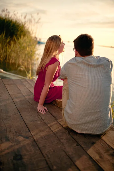 Smiling Man Woman River Enjoying Together Romantic Sunset — Stock Photo, Image