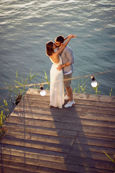 Pareja Joven Del Río Atardecer Kissing Lifestyle Amor Citas Vacaciones — Foto de Stock