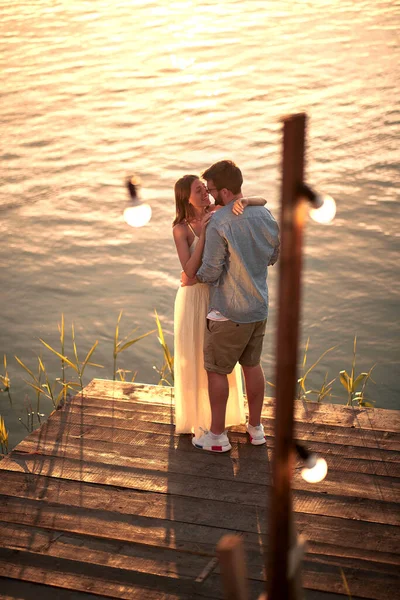 Glücklicher Mann Und Frau Fluss Bei Sonnenuntergang Lifestyle Liebe Dating — Stockfoto