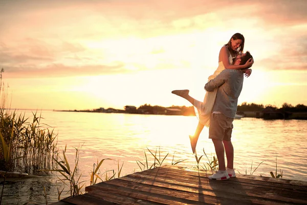 Genieten Bij Rivier Romantisch Glimlachend Koppel Verliefd Daterend Bij Zonsondergang — Stockfoto