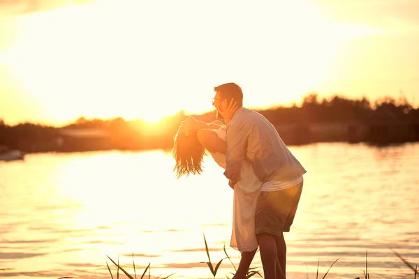 Romantikus Mosolygó Szerelmesek Ölelkeznek Naplementekor Folyónál — Stock Fotó