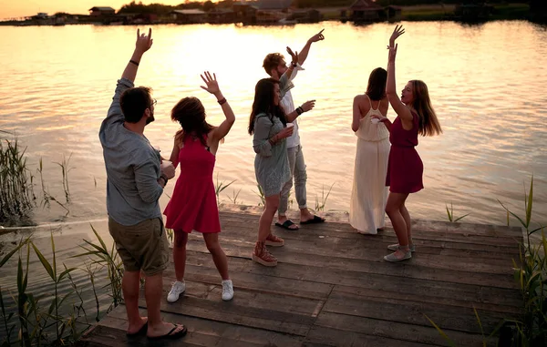 Buli Este Folyóparti Kikötőben Boldog Emberek Szórakoznak Együtt — Stock Fotó