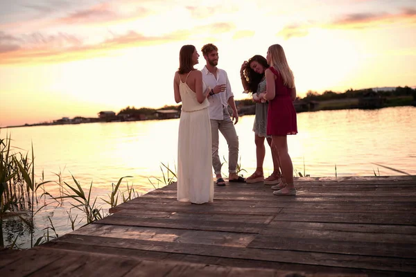 Bellissimo Tempo Con Giovani Amici Sera Sul Fiume Parlando Bevendo — Foto Stock