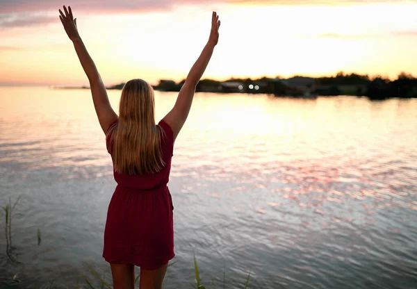 Donna Sul Molo Godere Bellissimo Tramonto Sul Fiume Vista Posteriore — Foto Stock