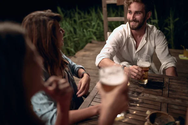 Casal Desfrutando Diversão Noite Bebe Cerveja Juntos — Fotografia de Stock