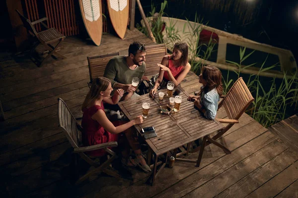 Pessoas Conversando Bebendo Cerveja Desfrutando Uma Bela Noite — Fotografia de Stock