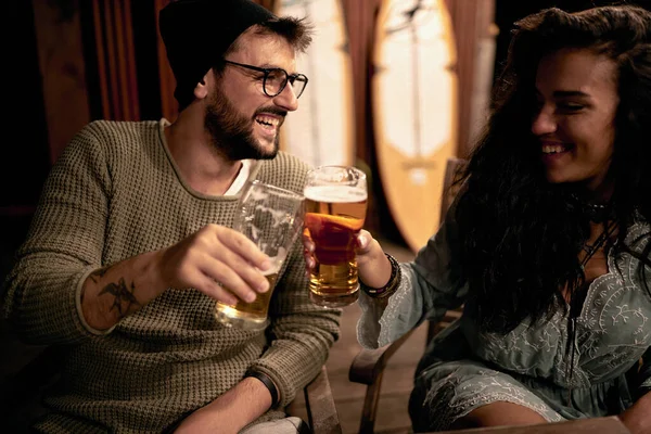 Gülümseyen Adam Kadın Akşamları Eğleniyor Birlikte Bira Içiyor — Stok fotoğraf