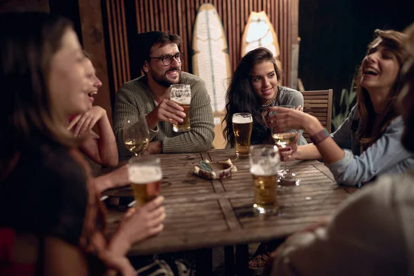 Φίλοι Διασκεδάζουν Ένα Εξωτερικό Πάρτι Ευτυχισμένοι Άνθρωποι Απολαμβάνοντας Ποτά Μαζί — Φωτογραφία Αρχείου