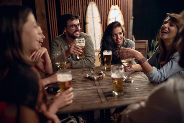 Amigos Divertindo Uma Festa Externa Pessoas Felizes Gostando Bebidas Juntas — Fotografia de Stock