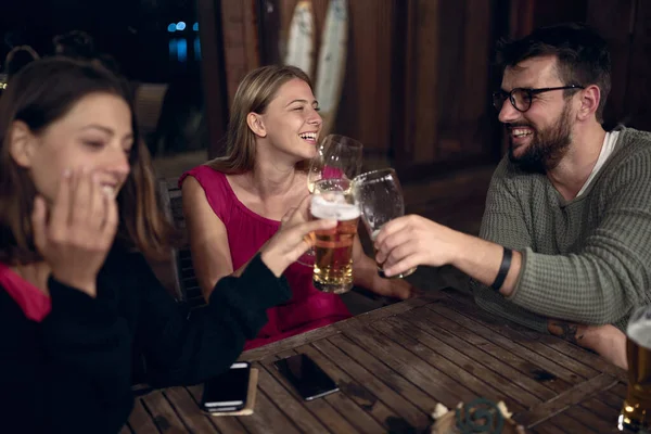 Hombre Mujer Sonrientes Disfrutando Diversión Nocturna Bebiendo Cerveza Juntos Amigos — Foto de Stock