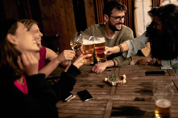 Jóvenes Amigos Bebiendo Cerveza Divirtiéndose Personas —  Fotos de Stock