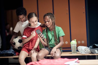 Küçük takım arkadaşları eğitimden önce ilginç bir cep telefonu içeriği izliyorlar.