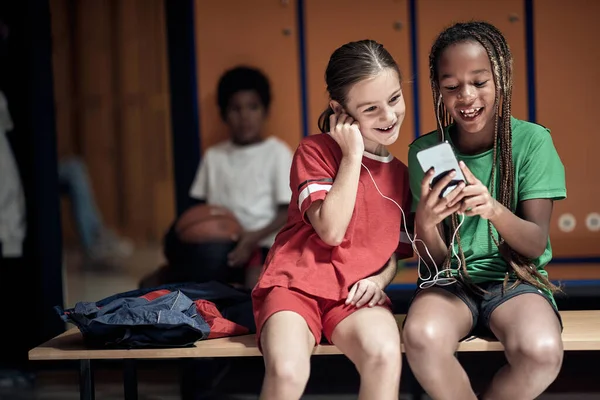 Piccoli Compagni Squadra Apprezzano Contenuto Del Cellulare Nello Spogliatoio — Foto Stock