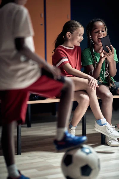 Los Pequeños Compañeros Equipo Viendo Contenido Divertido Del Teléfono Celular — Foto de Stock