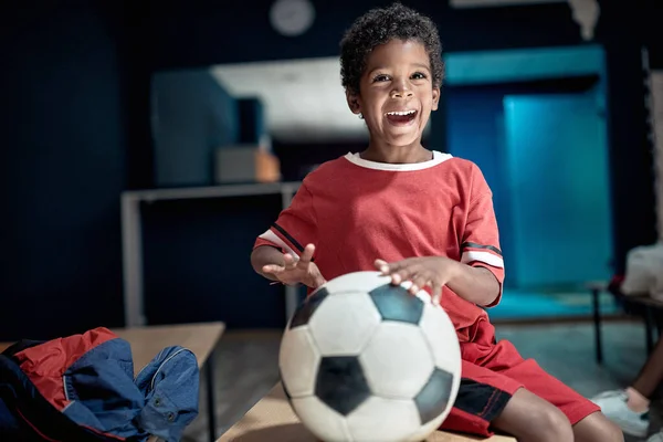 Liten Fotbollsspelare Ett Omklädningsrum Upphetsad Över Träning — Stockfoto