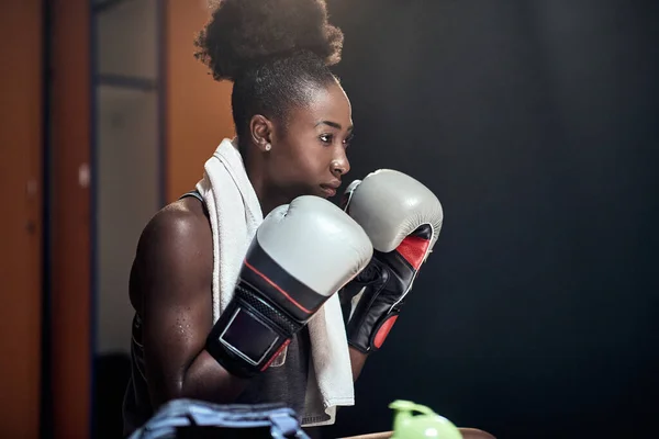 Ung Boxare Ett Omklädningsrum Fokuserad Matchen — Stockfoto
