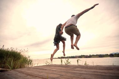 Beyaz bir çift nehirde el ele zıplıyor.