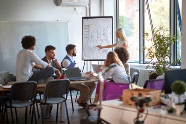 Gençlerin ofiste iş görüşmesi var.