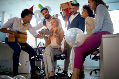 Ofisteki bir iş arkadaşı için sürpriz doğum günü partisi düzenliyor.