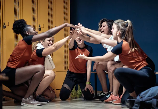 Jovem Equipe Feminina Vestiário Olhando Para Frente Jogo — Fotografia de Stock