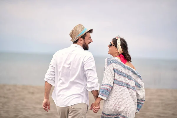 Capped Bild Von Jungen Niedlichen Erwachsenen Paar Strand Händchen Halten — Stockfoto