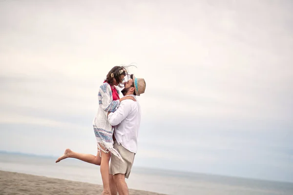 Caucasiano Barbudo Cara Abraçando Sua Namorada Levantando — Fotografia de Stock