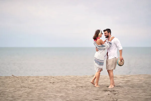 Jong Volwassen Kaukasisch Paar Knuffelen Kijken Elkaar Blootsvoets Staan Zandstrand — Stockfoto