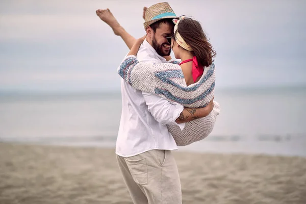 Caucasian Beardy Guy Carrying His Girlfriend His Arms Beach — Stock Photo, Image