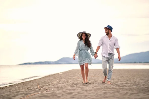 Genç Aşık Bir Çift Kumsalda Çıplak Ayakla Yürüyor Ele Tutuşuyorlar — Stok fotoğraf