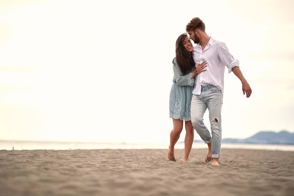 Mooie Kaukasische Brunette Een Knuffel Van Een Bebaarde Man — Stockfoto