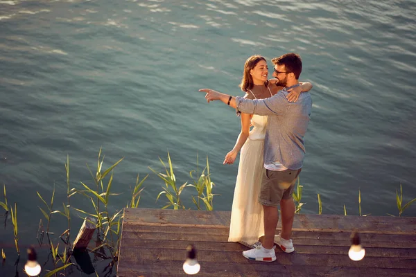 Bärtiger Kaukasier Der Seiner Partnerin Etwas Der Ferne Zeigt — Stockfoto