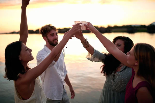 Groupe Amis Portant Toast Coucher Soleil Bord Rivière — Photo