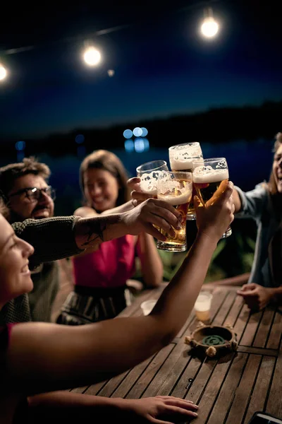 Grupo Amigos Fazendo Torradas Com Copos Cerveja — Fotografia de Stock