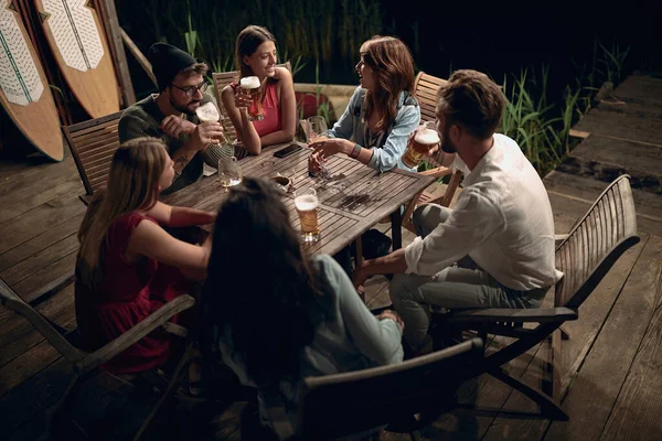 Ομάδα Νεαρών Ενηλίκων Καυκάσιων Φίλων Που Πίνουν Έξω Μιλάνε Διασκεδάζουν — Φωτογραφία Αρχείου