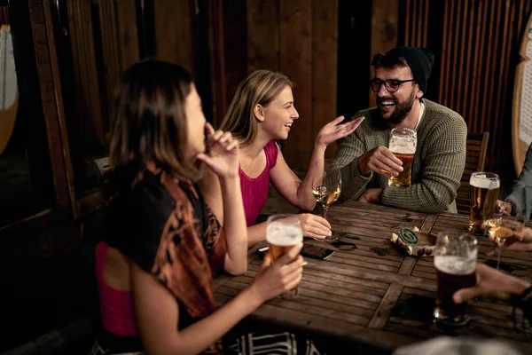 Νέοι Ενήλικες Καυκάσιοι Φίλοι Κοινωνικοποιούνται Πίνοντας Μπύρα Και Κρασί Μιλώντας — Φωτογραφία Αρχείου