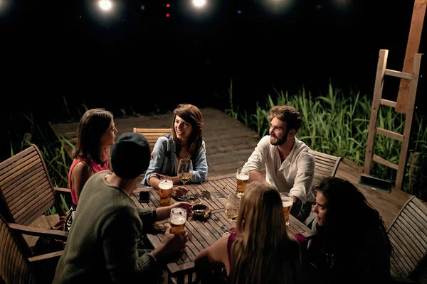 Ομάδα Νέων Ενηλίκων Φίλων Κοινωνικοποίηση Πίνοντας Μπύρα Και Κρασί — Φωτογραφία Αρχείου