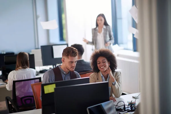 Jóvenes Colegas Hombres Mujeres Trabajando Juntos Consultoría Oficina — Foto de Stock