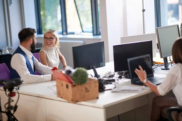 Jóvenes Colegas Trabajando Juntos Consultando Oficina — Foto de Stock