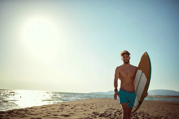 Sexy Surfer Ποζάρουν Στην Παραλία Σανίδα Του Σερφ — Φωτογραφία Αρχείου