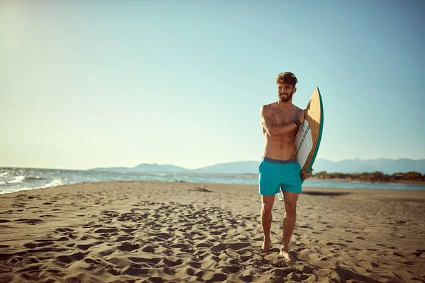 Sexy Surfer Pozowanie Plaży Deską Surfingową — Zdjęcie stockowe