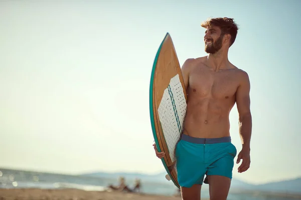 Attraktiver Surfer Posiert Mit Surfbrett Strand — Stockfoto