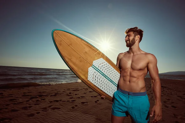 Sexy Surfista Posando Playa Con Tabla Surf — Foto de Stock