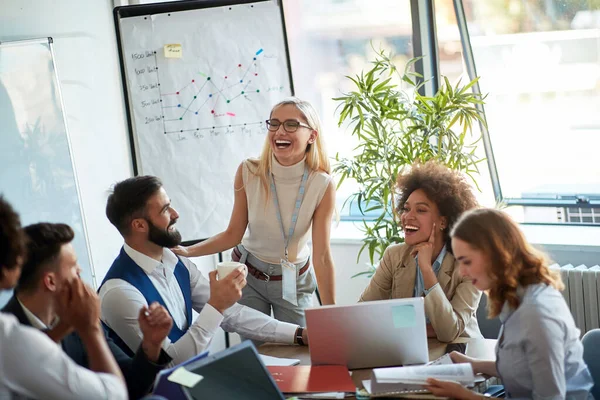 Jongeren Hebben Een Zakelijke Bijeenkomst Kantoor — Stockfoto