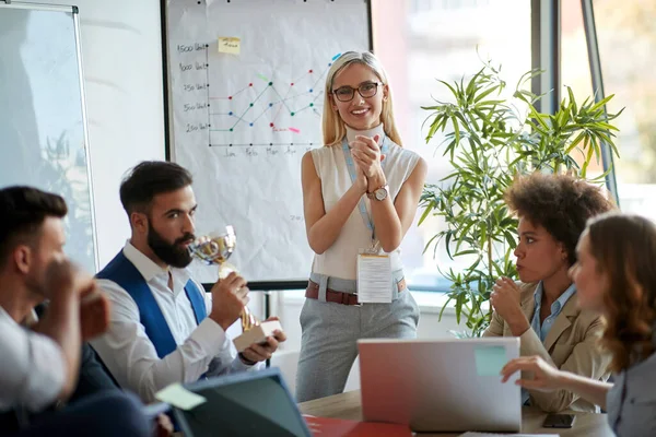 Jongeren Hebben Een Zakelijke Bijeenkomst Kantoor — Stockfoto