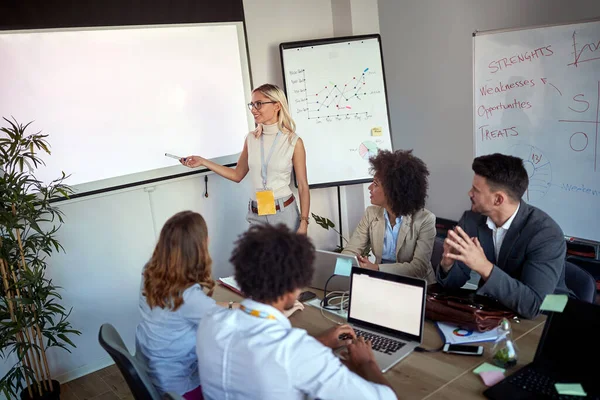 Presentation Unga Kaukasiska Affärskvinna För Ett Team Företagare Whiteboard Kopiera — Stockfoto