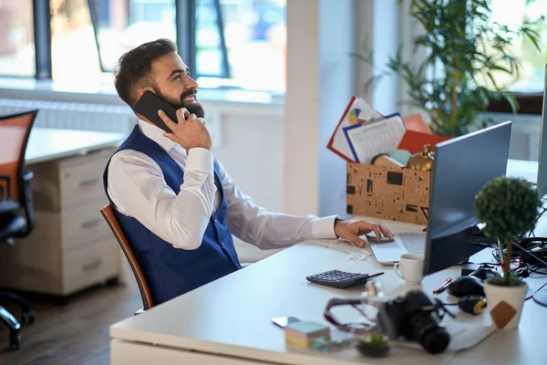 Ofiste Çalışan Bir Erkek Telefon Görüşmesi Yapıyor — Stok fotoğraf