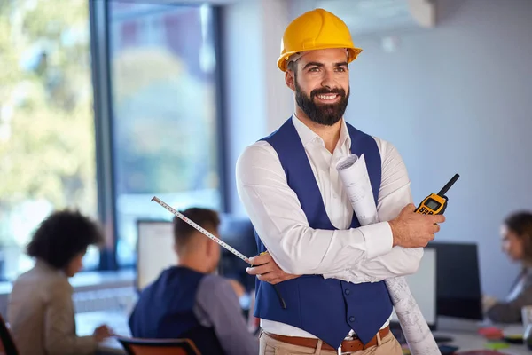 Retrato Sonriente Del Joven Arquitecto Tomado Oficina — Foto de Stock