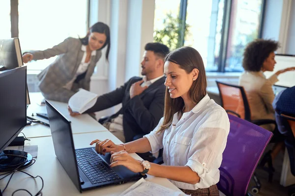 Jovem Mulher Trabalhando Escritório Laptop — Fotografia de Stock